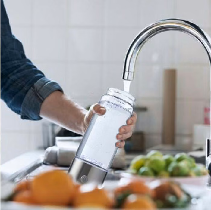 Remplissage de la bouteille Aquivor au robinet